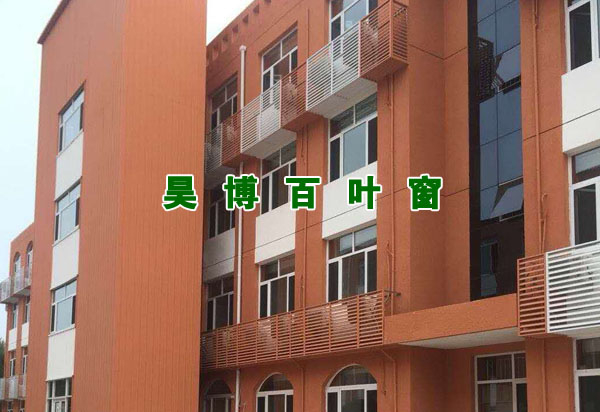 百（bǎi）葉窗空調罩（zhào）安裝效果（guǒ）